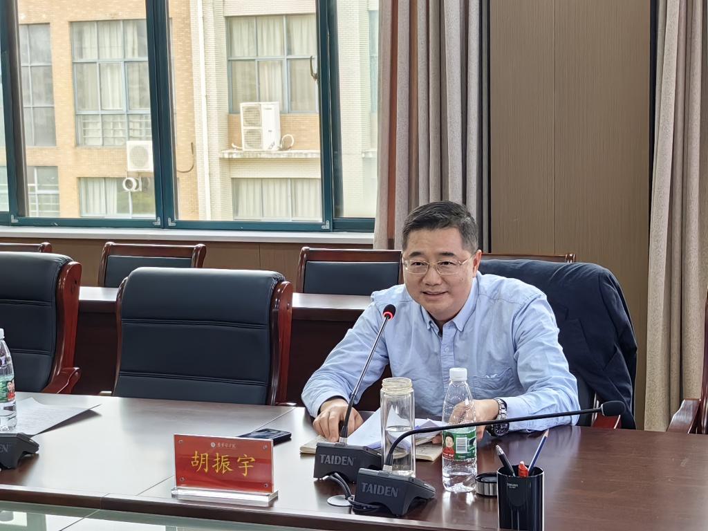图片包含 窗户, 桌子, 室内, 男人描述已自动生成