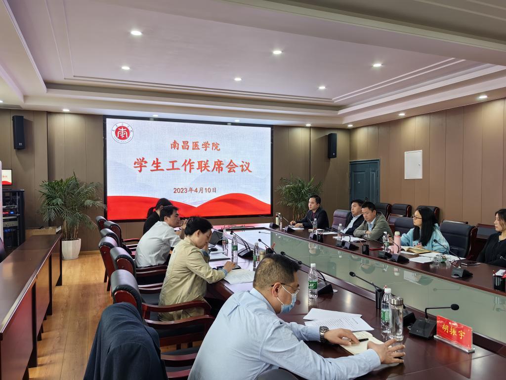 人们在看台上的人在餐厅里低可信度描述已自动生成