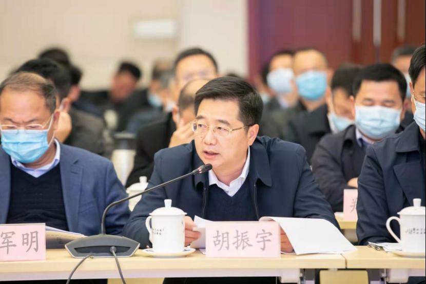 学校党委委员,副校长胡振宇在座谈会上作交流发言胡振宇在会上汇报了